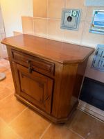 Alte Holzkommode mit Schublade und Schlüssel