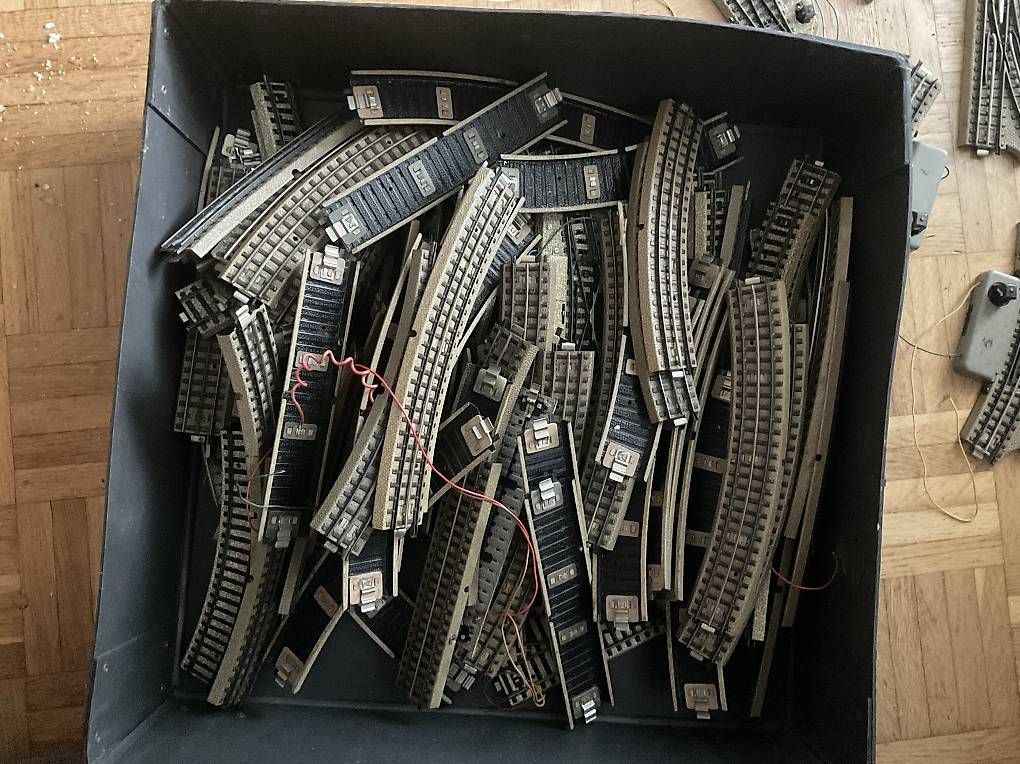 Modellini di ferrovie: Märklin Eisenbahnschienen mit Transformer – Usato da Nürensdorf venduto da Karussell16