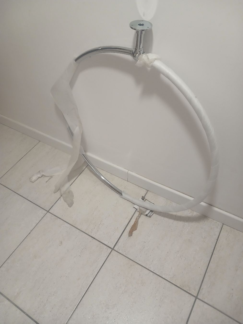 Altro per il bagno: Duschvorhangstange, Chrom, neu, Durchmesser ca 85cm – Nuovo (secondo la descrizione) da Pieterlen venduto da Ya0527yl 1