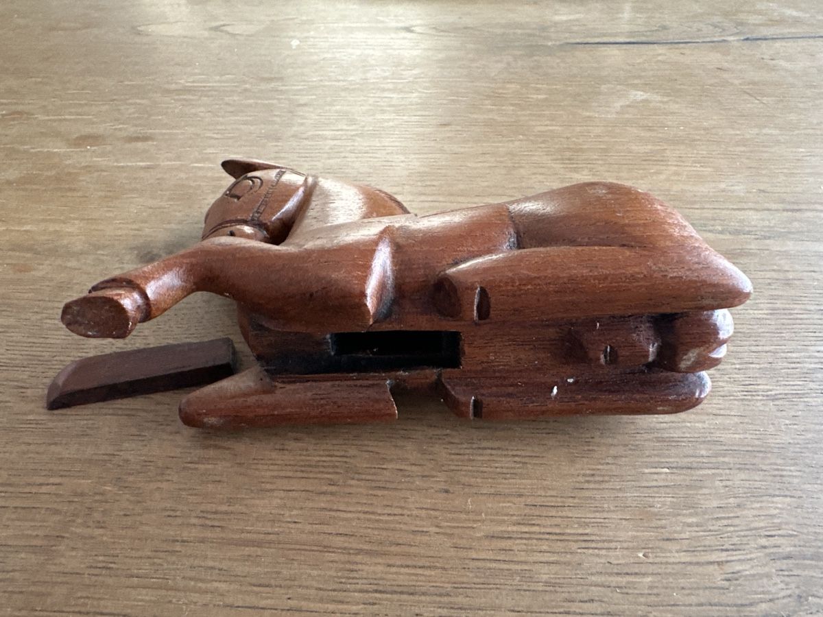 Statuette:  handgeschnitzte Pferdefigur mit verstecktem Fach – Usato da Frauenfeld venduto da Jose_luis 2