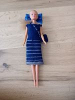 Steffi Puppe mit selbstgestricktem blauem Kleid und Täschli