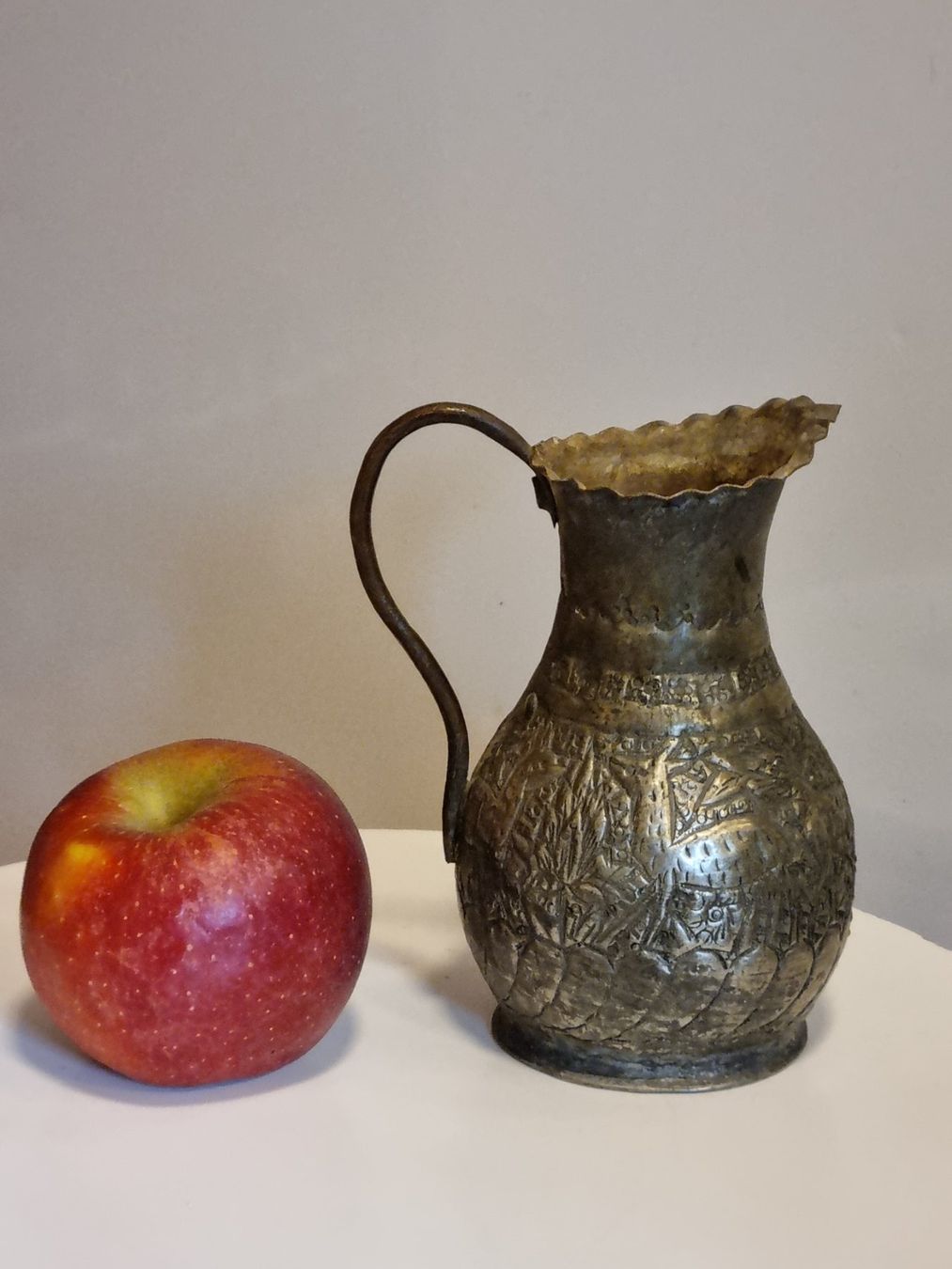 Caraffe: Alter orientalischer Messingkrug handgraviert – Usato da Scharnachtal venduto da devin03 2