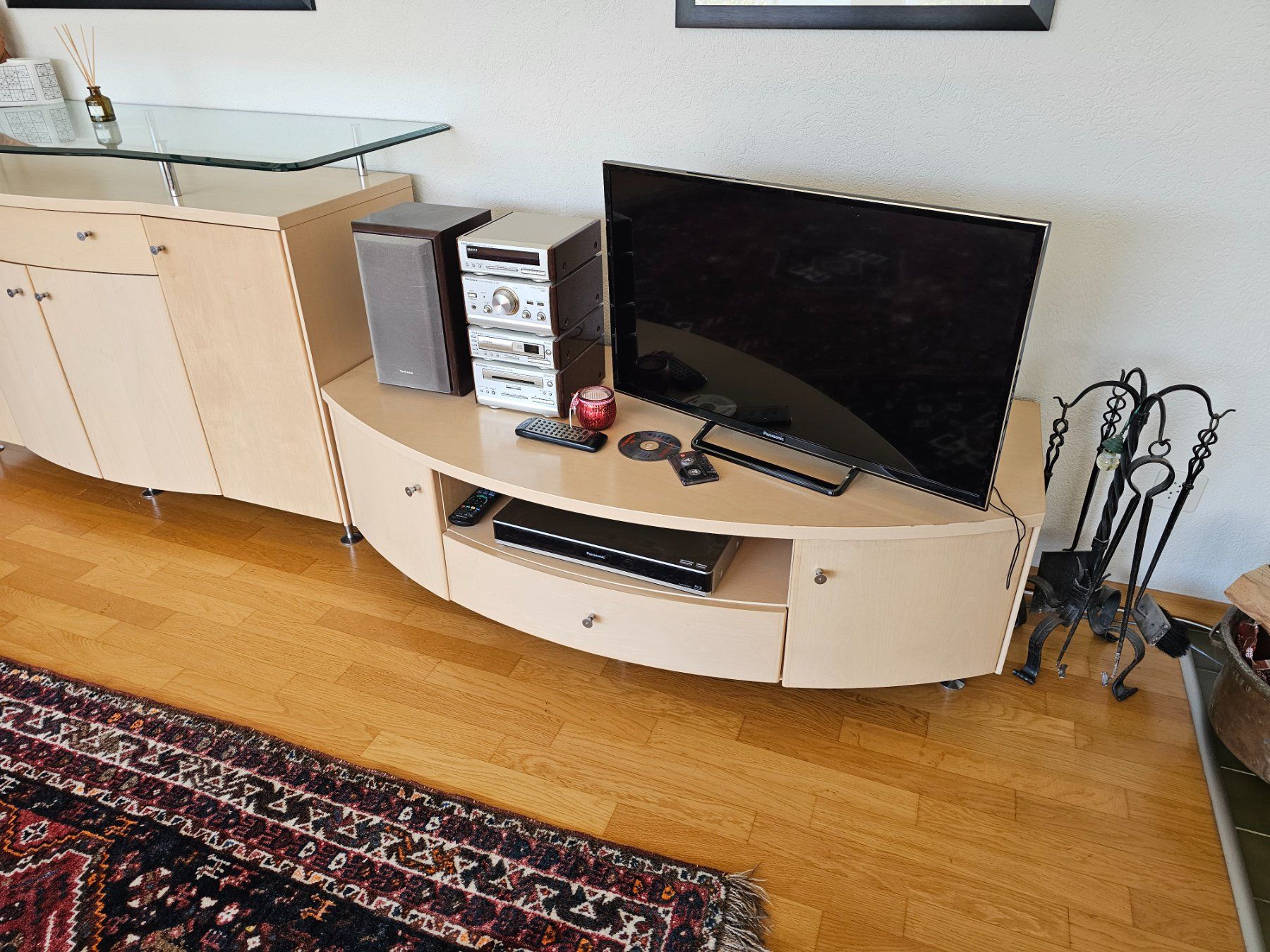 TV Möbel: Sideboard mit Glasplatte und TV-Möbel Nussbaum hell gebogen – Gebraucht aus Nussbaumen AG von Wasserski 1