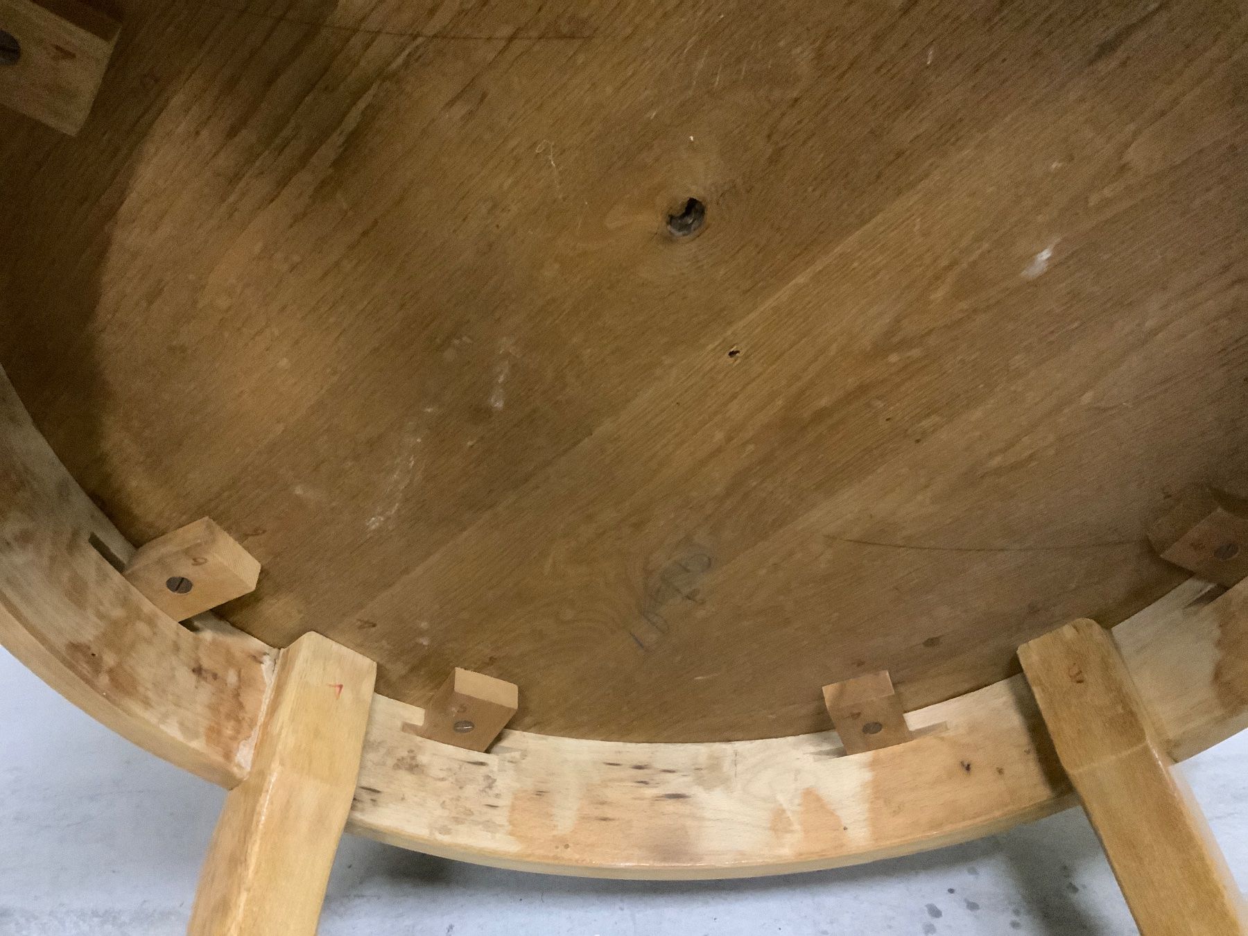 Tavoli: Alter Esstisch aus Massiv Holz, Restauriert – Usato da Thun venduto da LGBgartenbahn 5