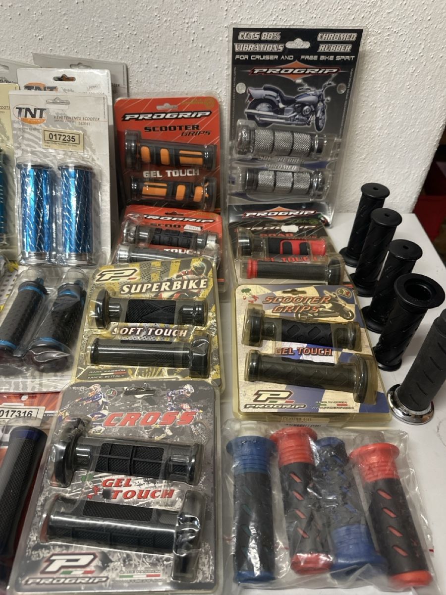 Toutes les pièces détachées moto: Assorted Motorcycle Handlebar Grips Set New – Neuf avec emballage d'origine à Elsau par MANWITHVAN 4