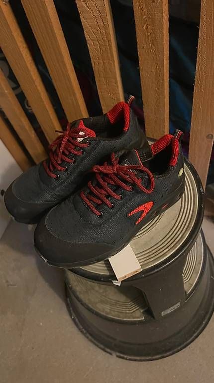 Scarpe da uomo: Chaussures de sécurité COFRA  taille 36/37 – Usato da Couvet venduto da cos_m962 2