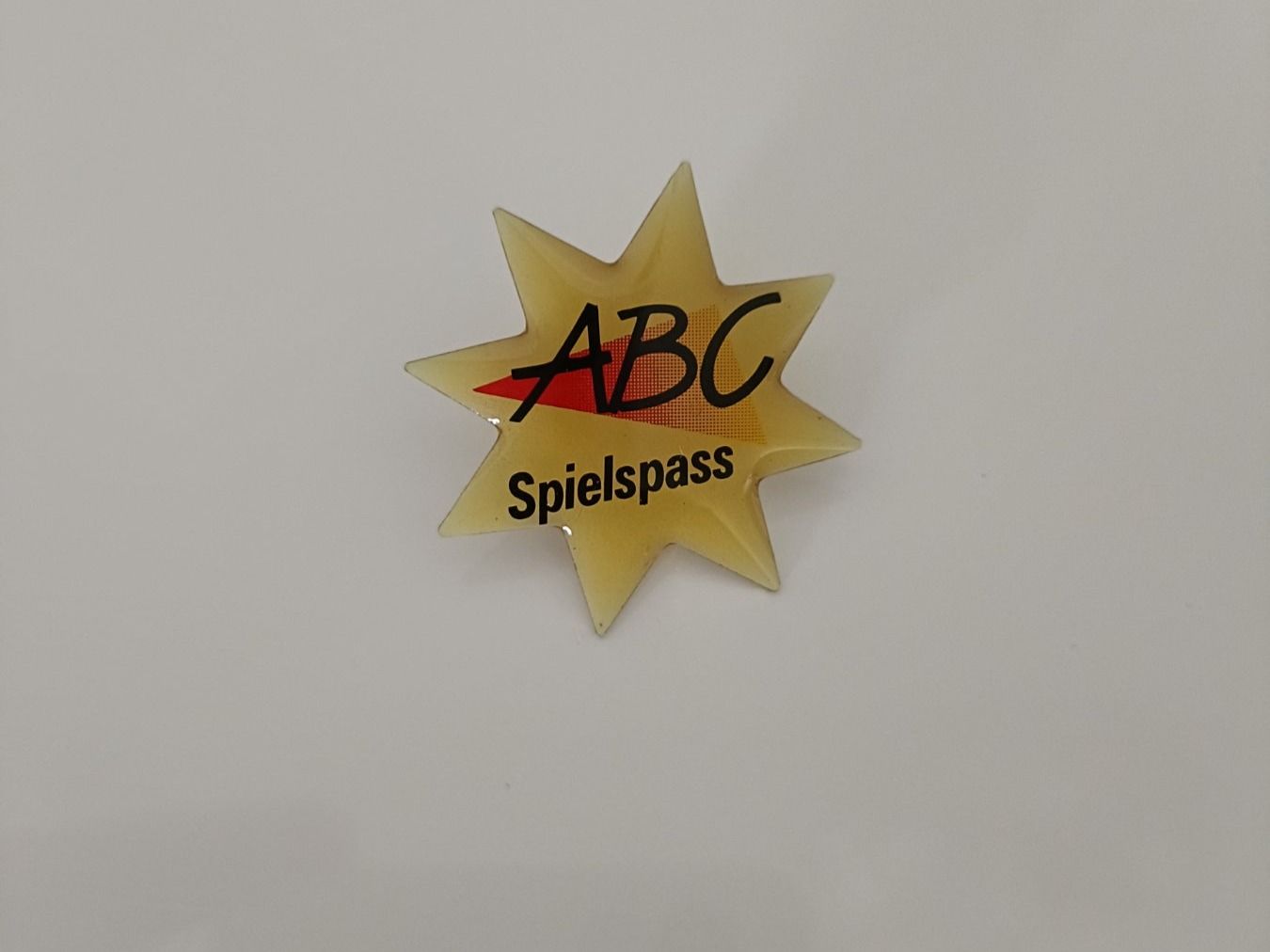 Plaketten & Abzeichen: Pin ABC Spielspass - Box 4 – Gebraucht aus Köniz von Pinscollect