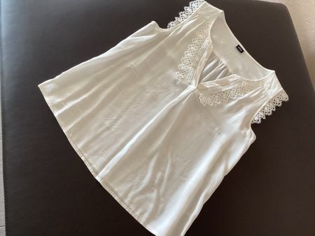 Weisse Sommerbluse mit Spitze, Grösse M, Top Zustand