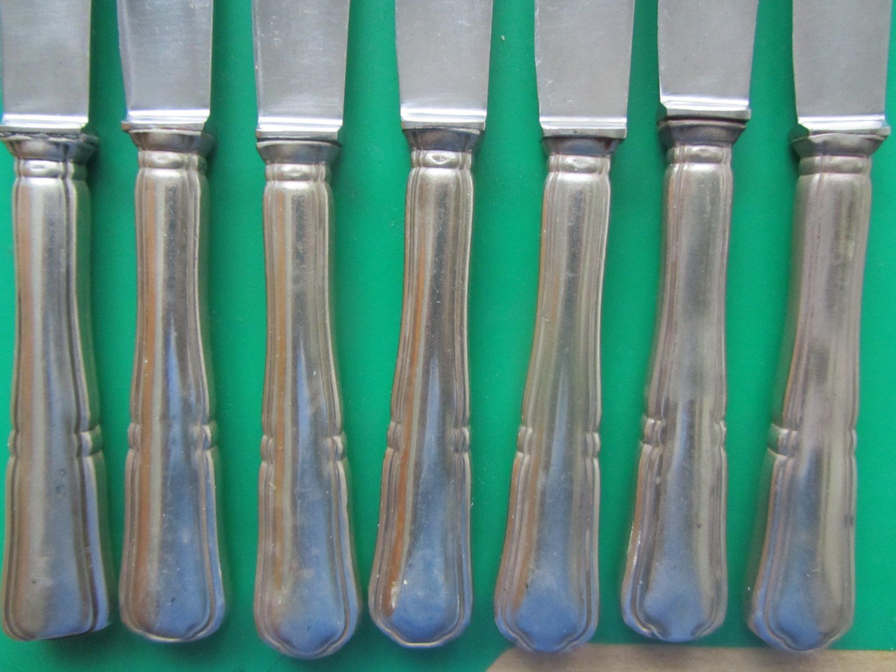 Set di posate: Antike Messer mit Silbergriff 800-7 Messer – Usato da Luzern venduto da Lucernauno 1
