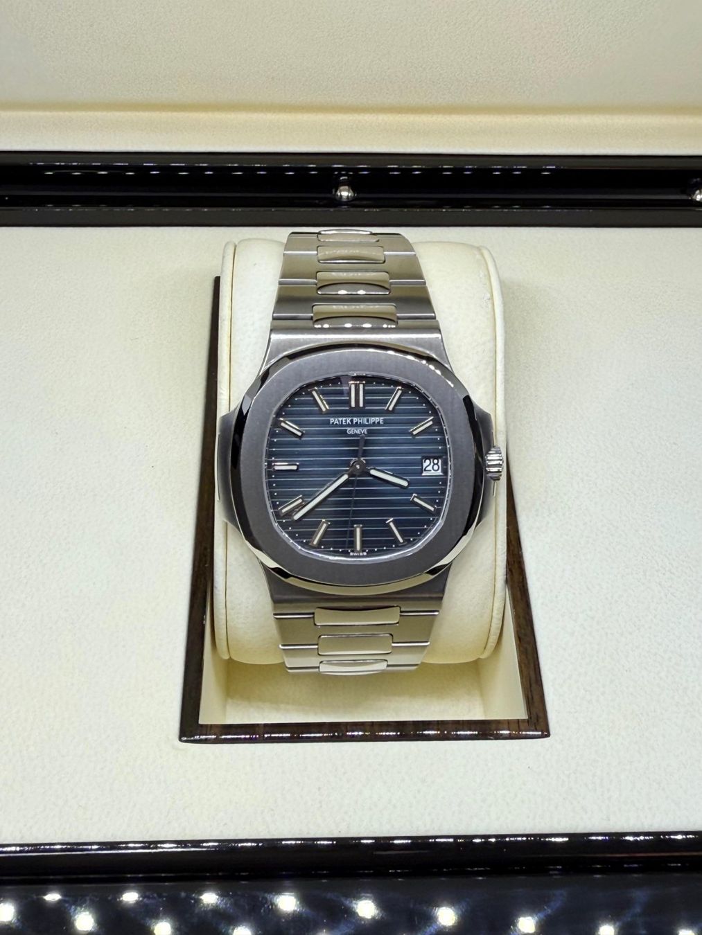 Patek Philippe Orologi: Patek Philippe Nautilus Ref. 5711/1A-010 Full Set – Usato da Lugano venduto da Superstudiolugano 2