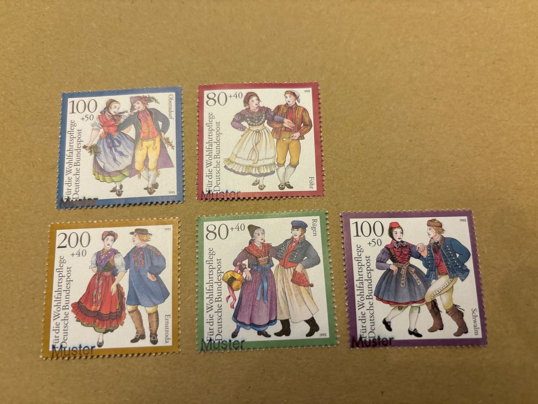 Tutti i francobolli: 5 Trachten Briefmarken, Muster, ungestempelt. – Usato da Zürich venduto da engebrunau