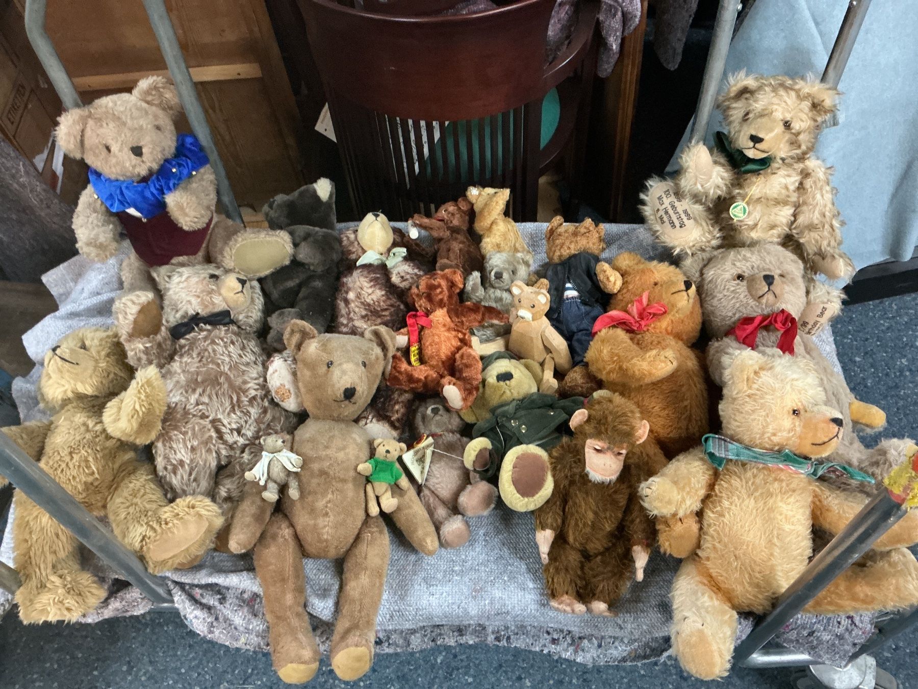 Jouets: Grosse Bärenfamilie & ein Affe – D'occasion à Bern par vielerart