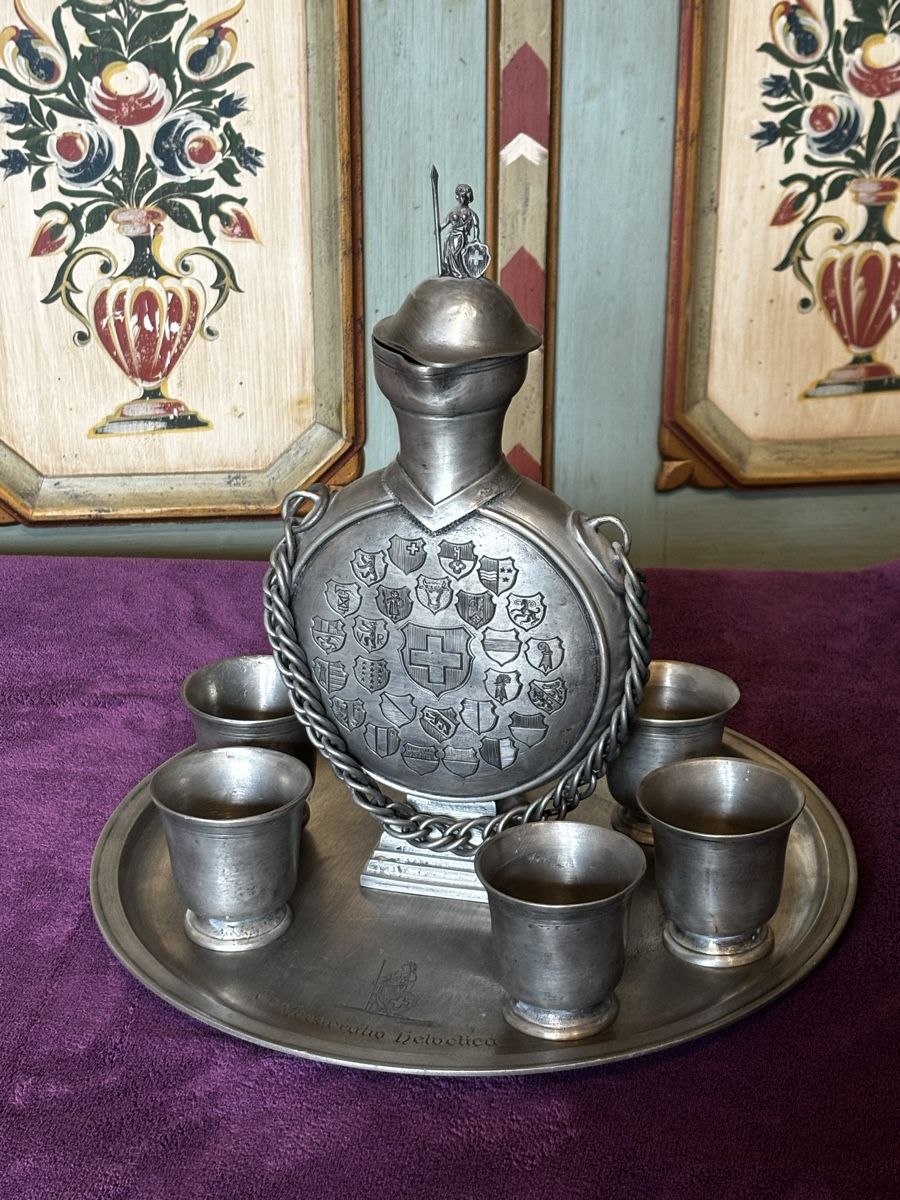 Caraffe: Antike Zinn Karaffe mit Wappen & 6 Becher & Tablet, Set – Nuovo (secondo la descrizione) da Ehrendingen venduto da Feuervogel60