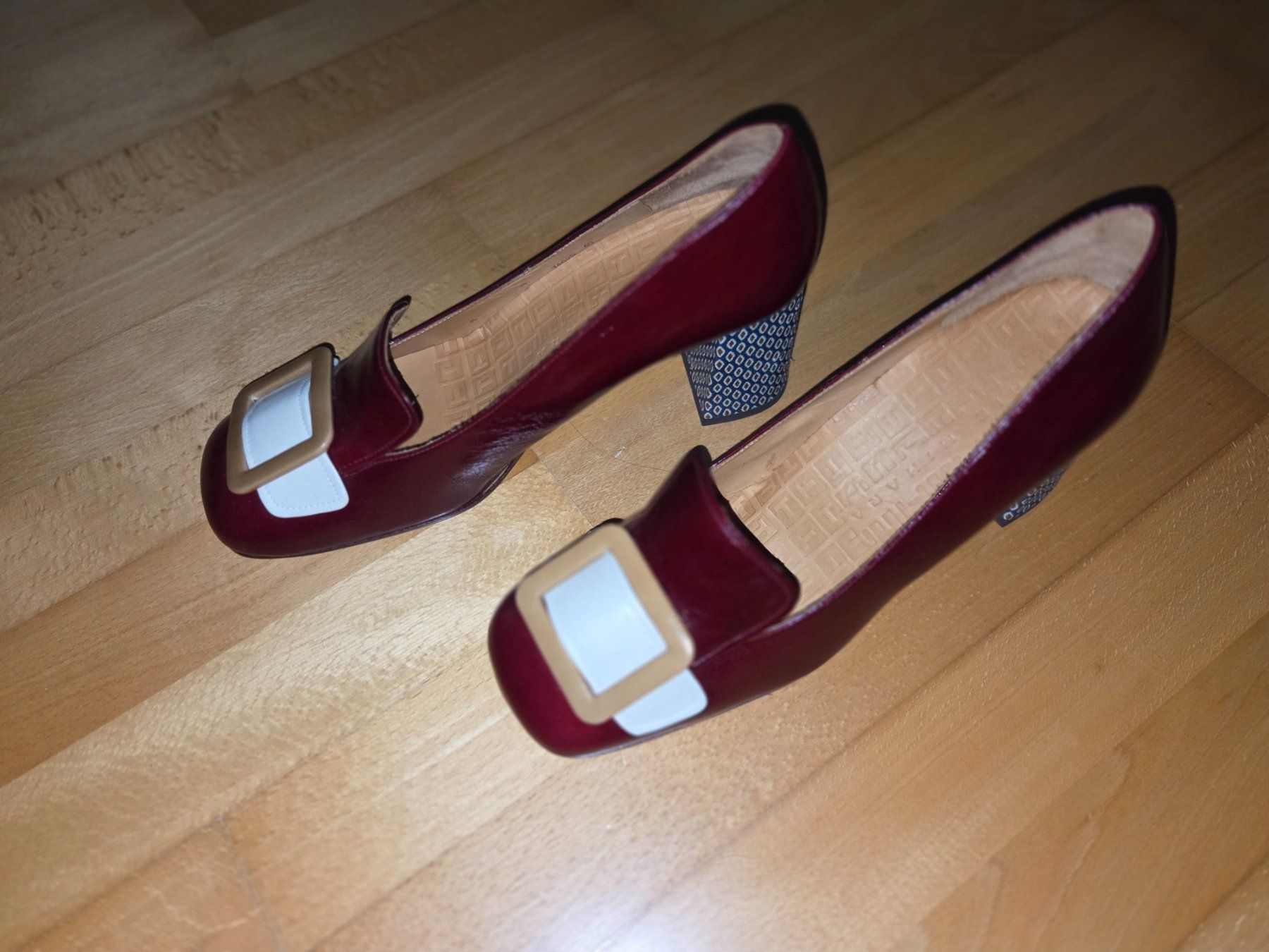 Chie Mihara Scarpe da donna: Neue Chie Mihara Schuhe Gr.40 Absatz 7cm – Nuovo (secondo la descrizione) da Therwil venduto da sunneblumen