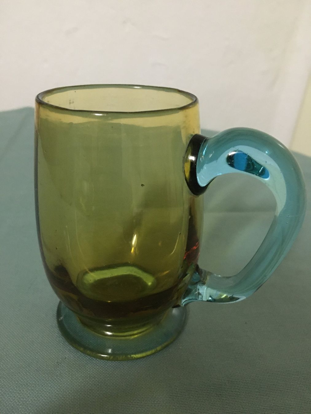 Bicchieri: Glas mit Griff Farbe von George Sand – Usato da Basel venduto da Lancer4
