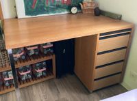 Robuste Schreibtisch mit 5 Schubladen