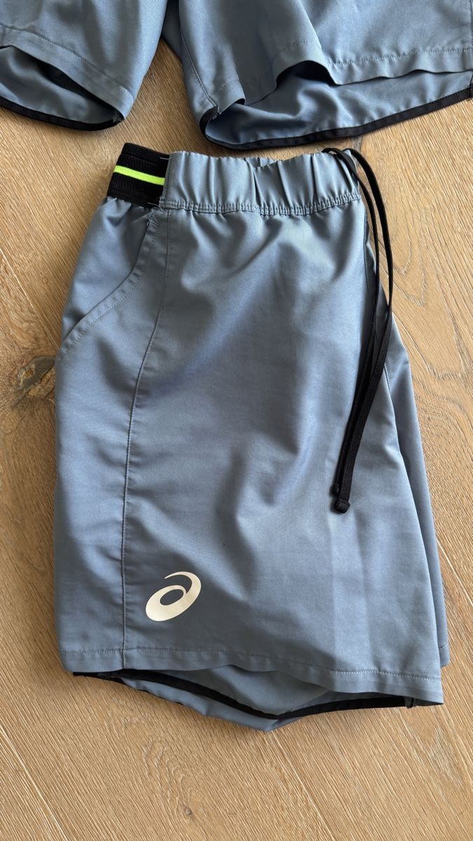Asics Pantaloni: 2 ASICS Sportshorts +1 geschenkt – Usato da Hünenberg See venduto da Schulers 2