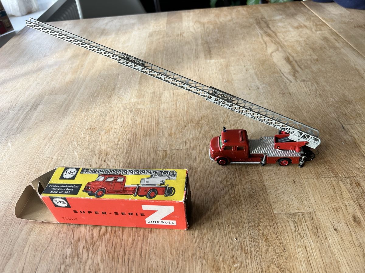 Siku Modellini d'auto: Feuerwehrdrehleiterwagen SIKU V261 – Usato da Meilen venduto da wehrluzern 4