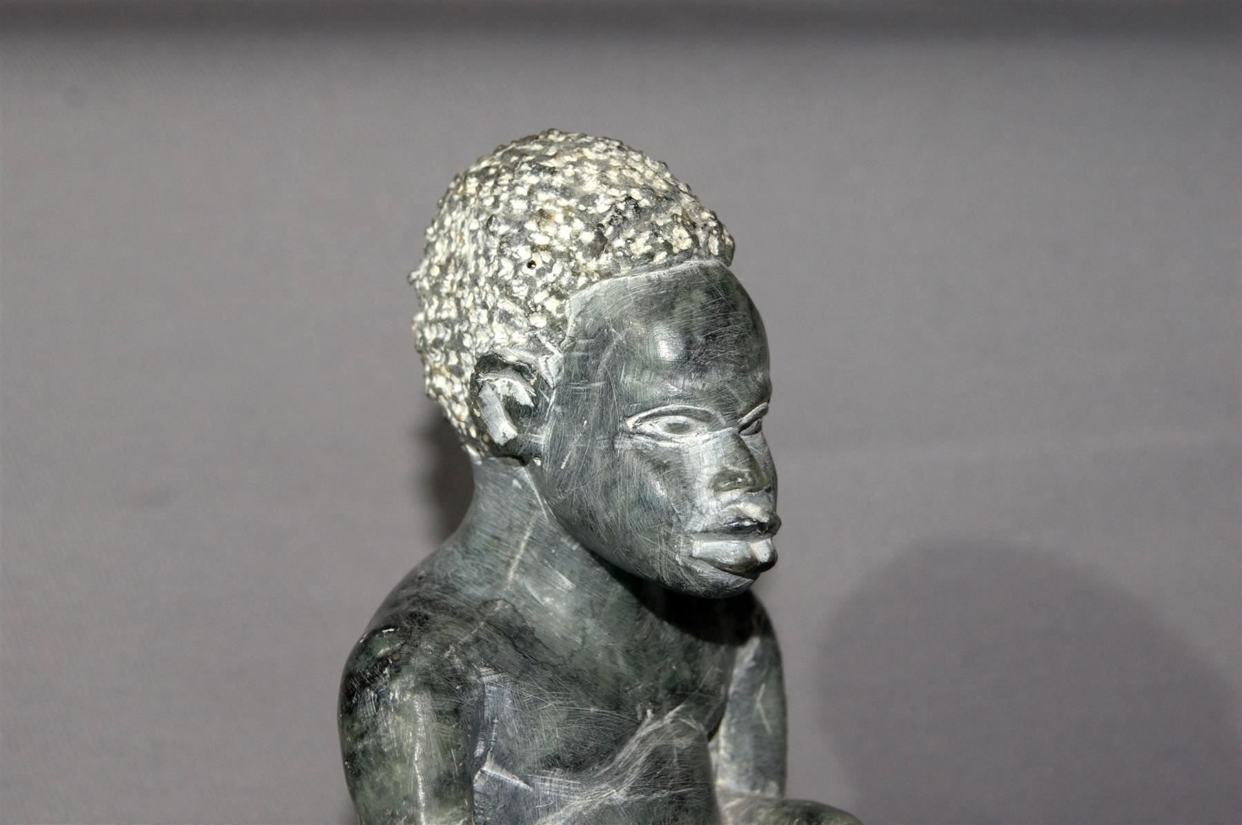 Skulpturen & Statuen: Afrikanischer Trommler aus Stein – Neu und originalverpackt aus Geroldswil von ARTEFACTO 5