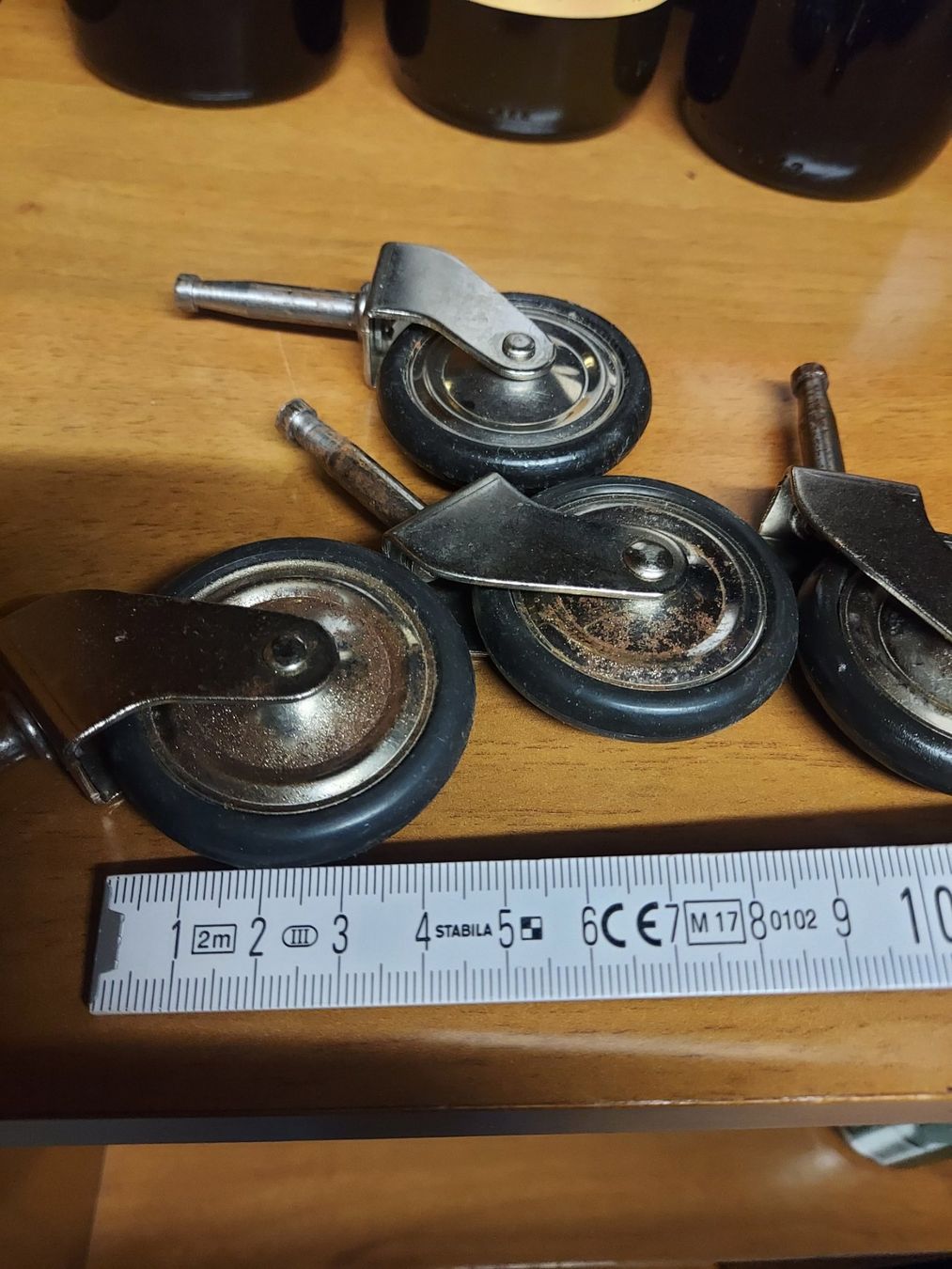 Alle Werkzeuge: 4 Metallräder mit Gummi Eisenwaren gebraucht siehe Bilder – Gebraucht aus Zeiningen von elcanaja 1