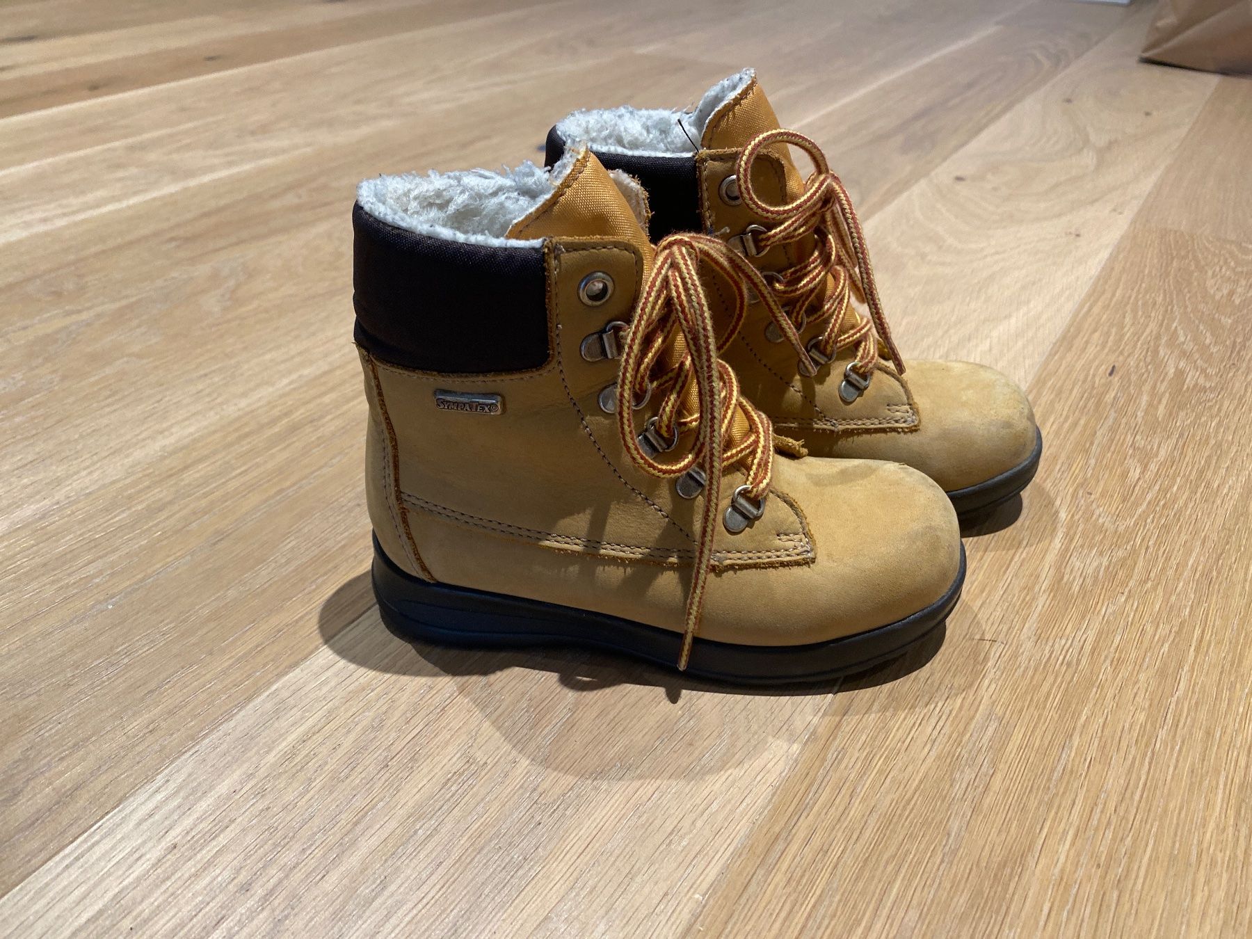 Schuhe für Jungen: Schuhset Grösse 26 – Gebraucht aus Bolligen von Noeggeli10 4