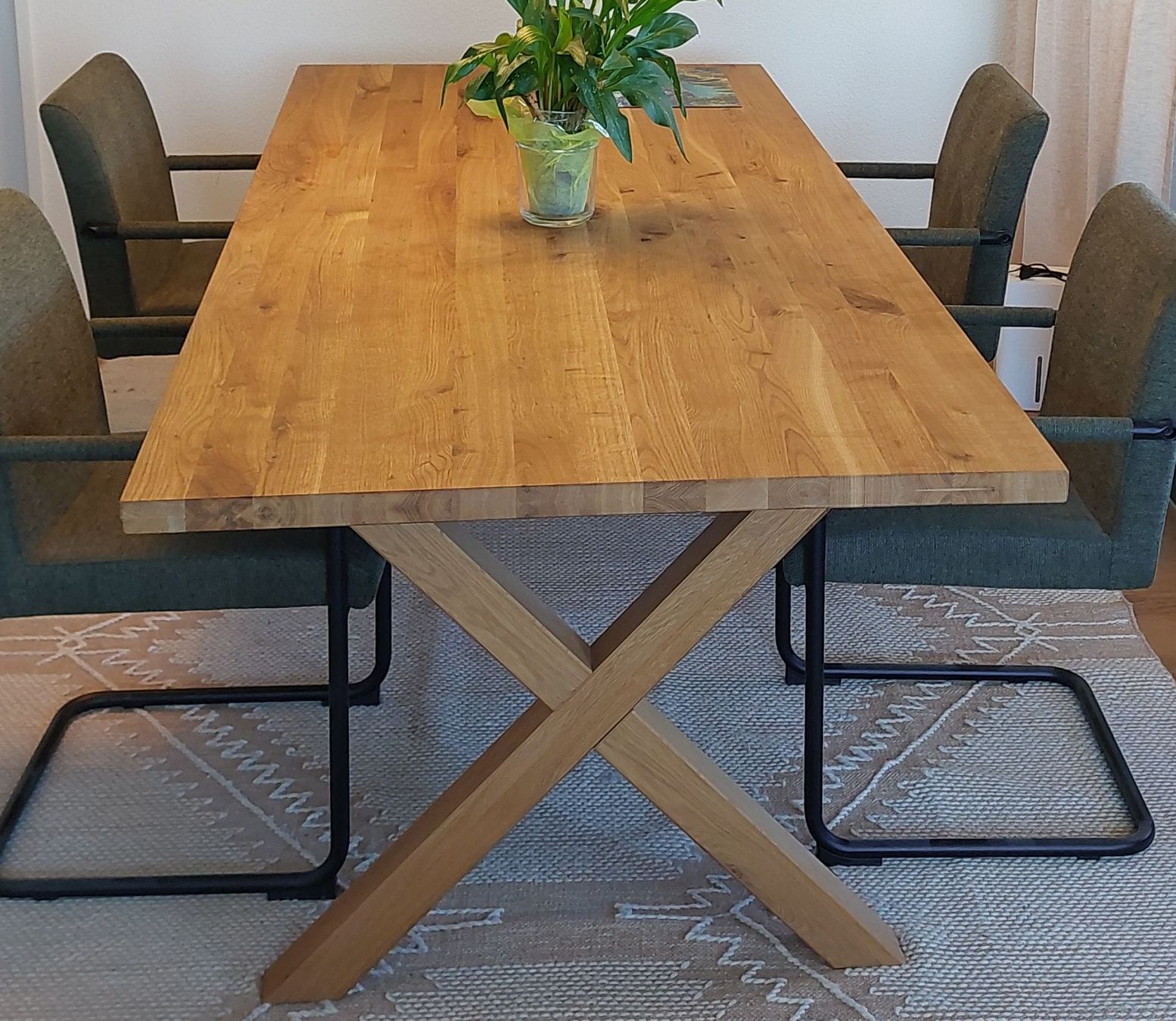 Tavoli: Solid Oak Dining Table with Cross Legs – Nuovo (secondo la descrizione) da Siebnen venduto da sta_x7zz