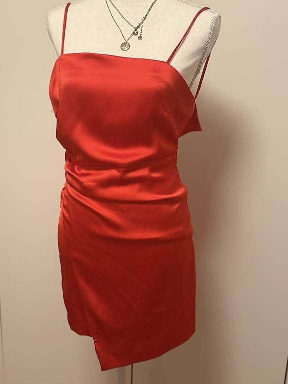 Zara Kleider: Zara Kleid XS 34 Satin rot mini – Gebraucht aus Küssnacht am Rigi von car_9p8w