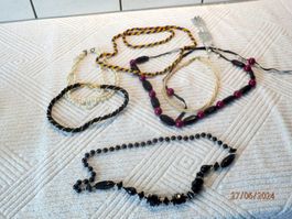 6 Halsketten aus Kunststoff und 1 Anhänger aus Metall