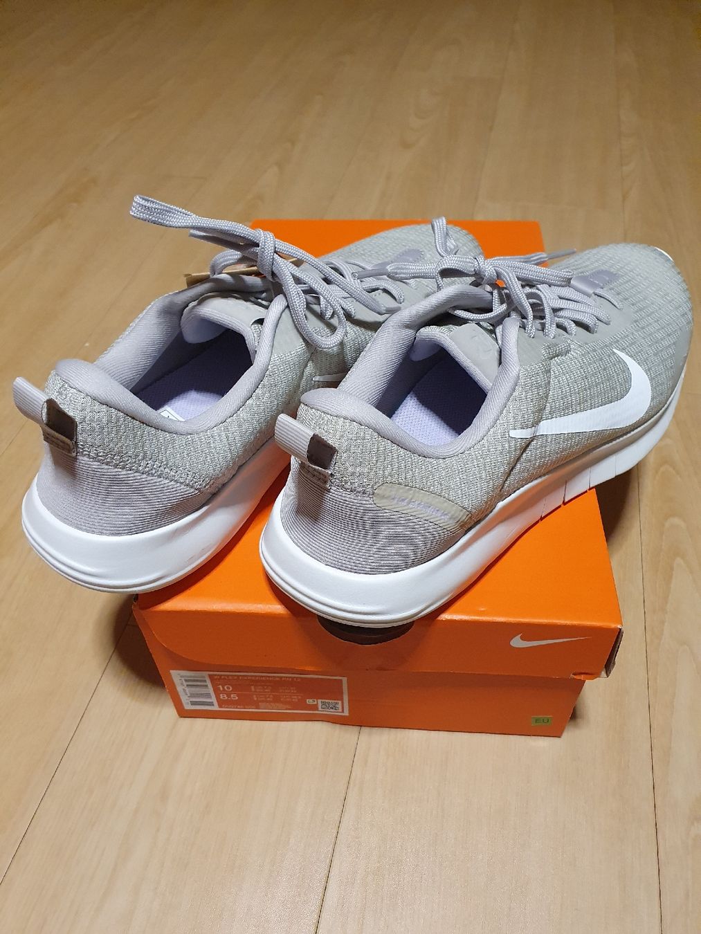 Nike Herrenschuhe: Neu Nike Flex Experience RN Grau 2 Gr. 42 Schuh – Neu und originalverpackt aus Val D Illiez von SnowRoof 1