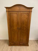 Antiker Jugendstil Wäscheschrank Nussbaum mit Schweifgiebel