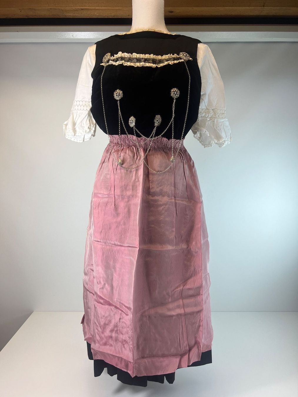 Kostüme: Schweizer Tracht Damen, ev. Schleitheim – Gebraucht aus Zürich von Arche_Brockenhaus