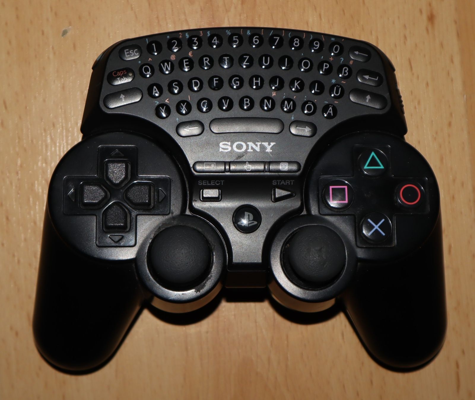 Sony Console: SONY PlayStation 3 -- Games + Controller + Keyboard – Usato da Ochlenberg venduto da on3x 1