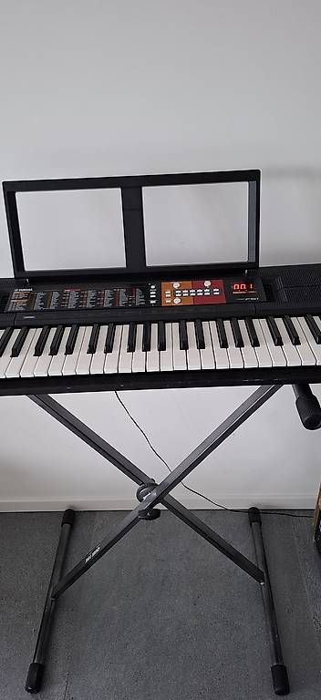 Musikinstrumente: Pianola Yamaha F51 con supporto – Gebraucht aus Davesco-Soragno von che_6rwb 1