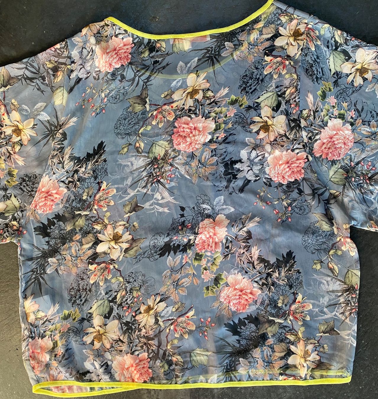 Top: Top grau mit Blumen 38-40 – Usato da Chur venduto da simhofstr 2