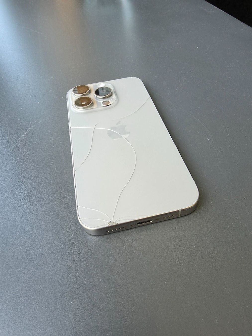 Apple Telefoni cellulari / Smartphones: iPhone 15 Pro 128GB Titan – Usato da Interlaken venduto da SamuelKulendran 4