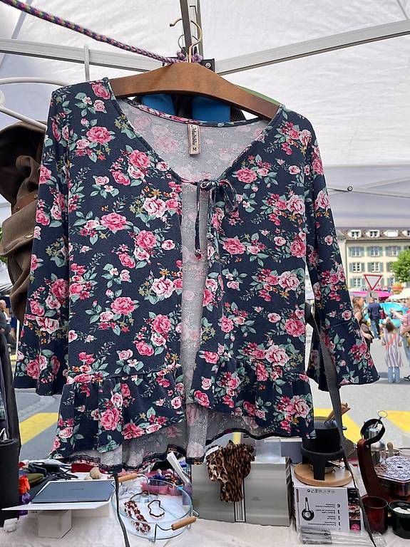 Bolero: Verspieltes Jäckchen mit Blumenmuster, 3/4-Ärmel, Gr. M – Usato da Jona venduto da Tr3s 1