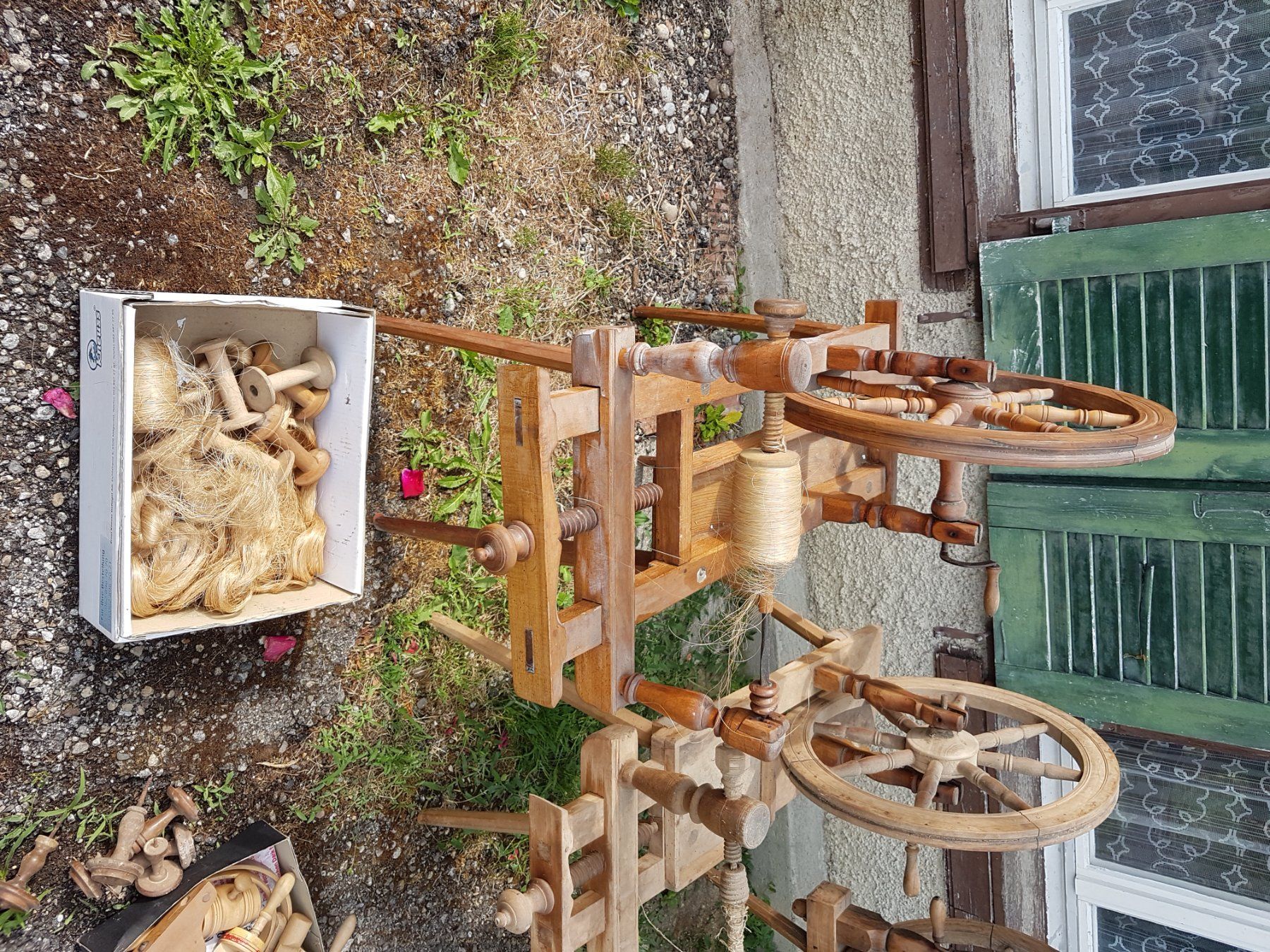 Spinnräder: Alte antike Spinnräder – Gebraucht aus Tobel von  1