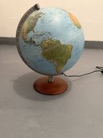 Beleuchteter Globus mit Holzfuss