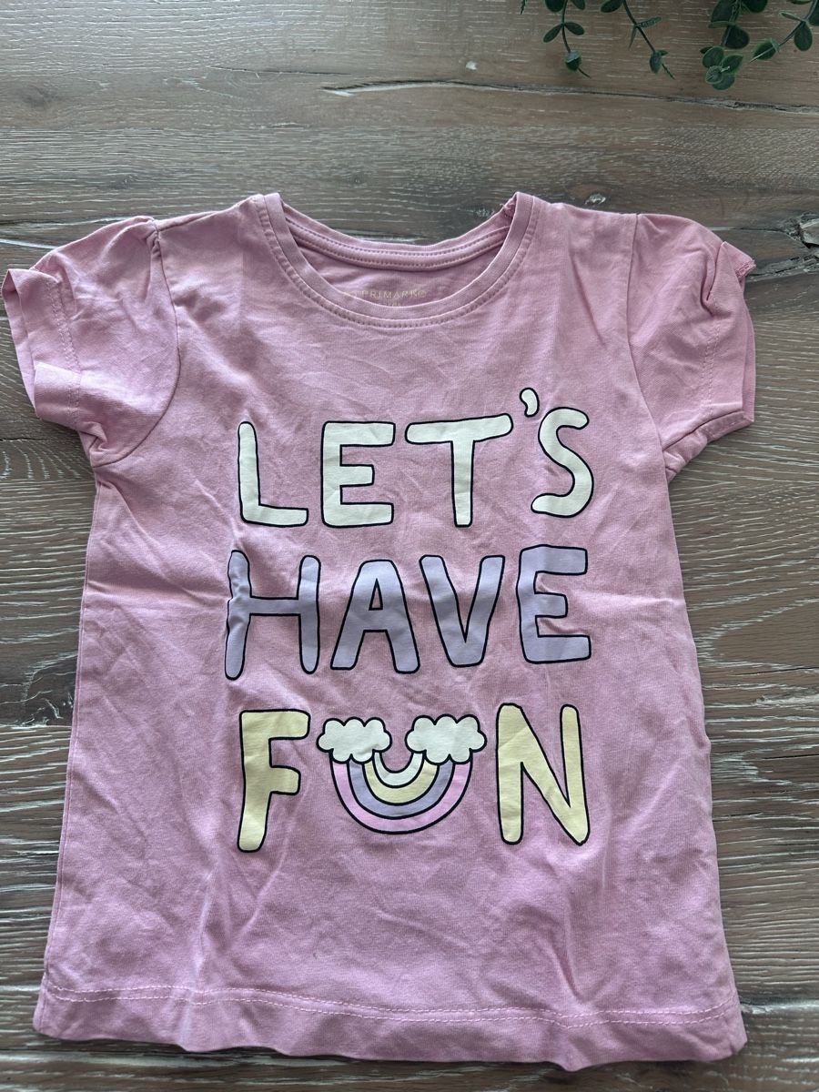 H&M Blusen, T-Shirts & Tops: Rosa Mädchen Shirts Gr. 98 mit Cap!🍭🍬🍬 – Gebraucht aus Safenwil von Whoopie1 2