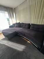Schwarzes Stoffsofa