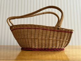 Panier en osier ancien pour le vin de table