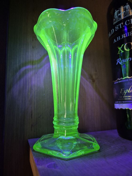 Verre Uranium Ouraline – Ancien Verre à Pied Fluorescent – 15 Cm – Début XXe
