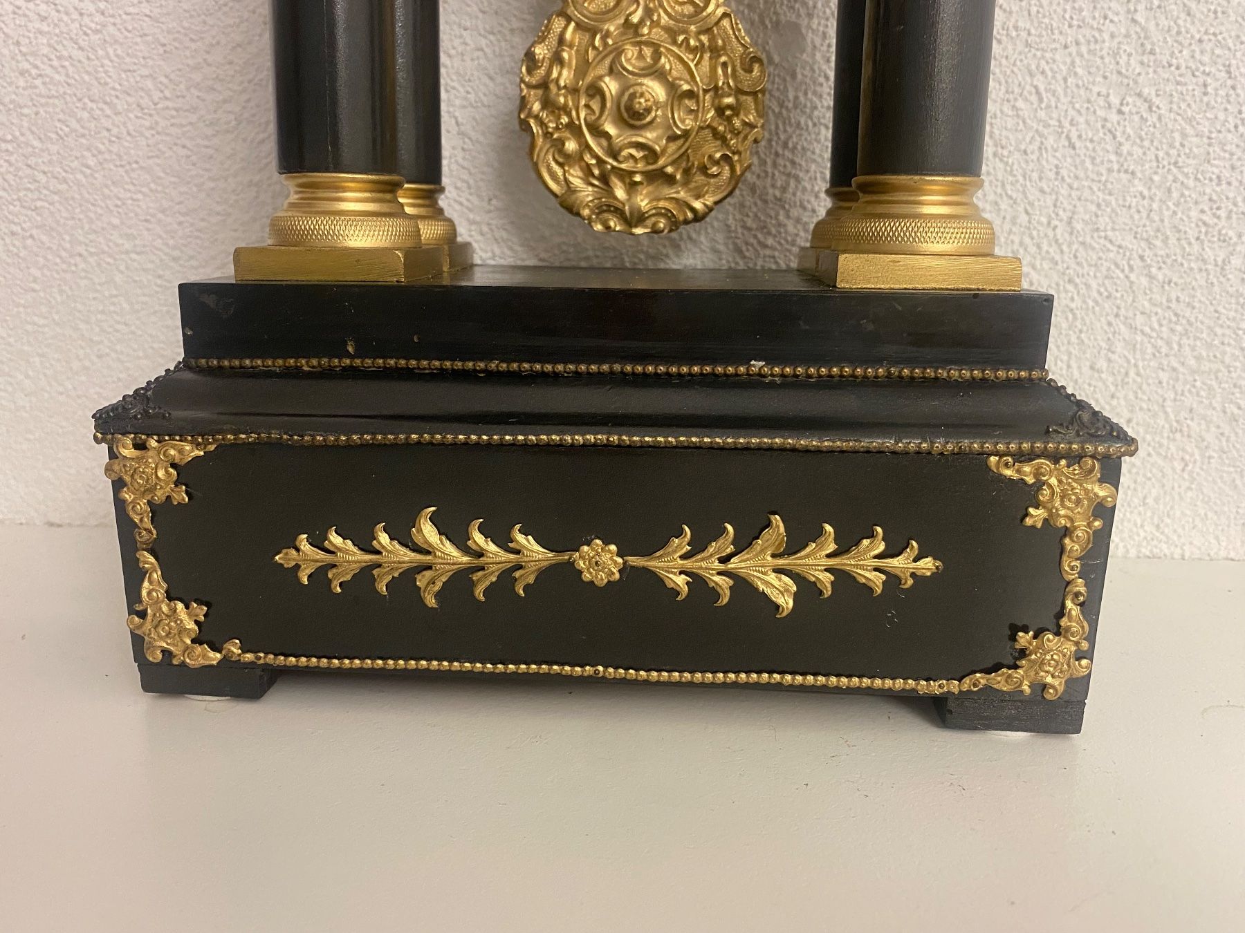Orologi da terra & Orologi da parete: Antike Pendule schwarz-gold aus Holz – Usato da Adetswil venduto da rof01 5