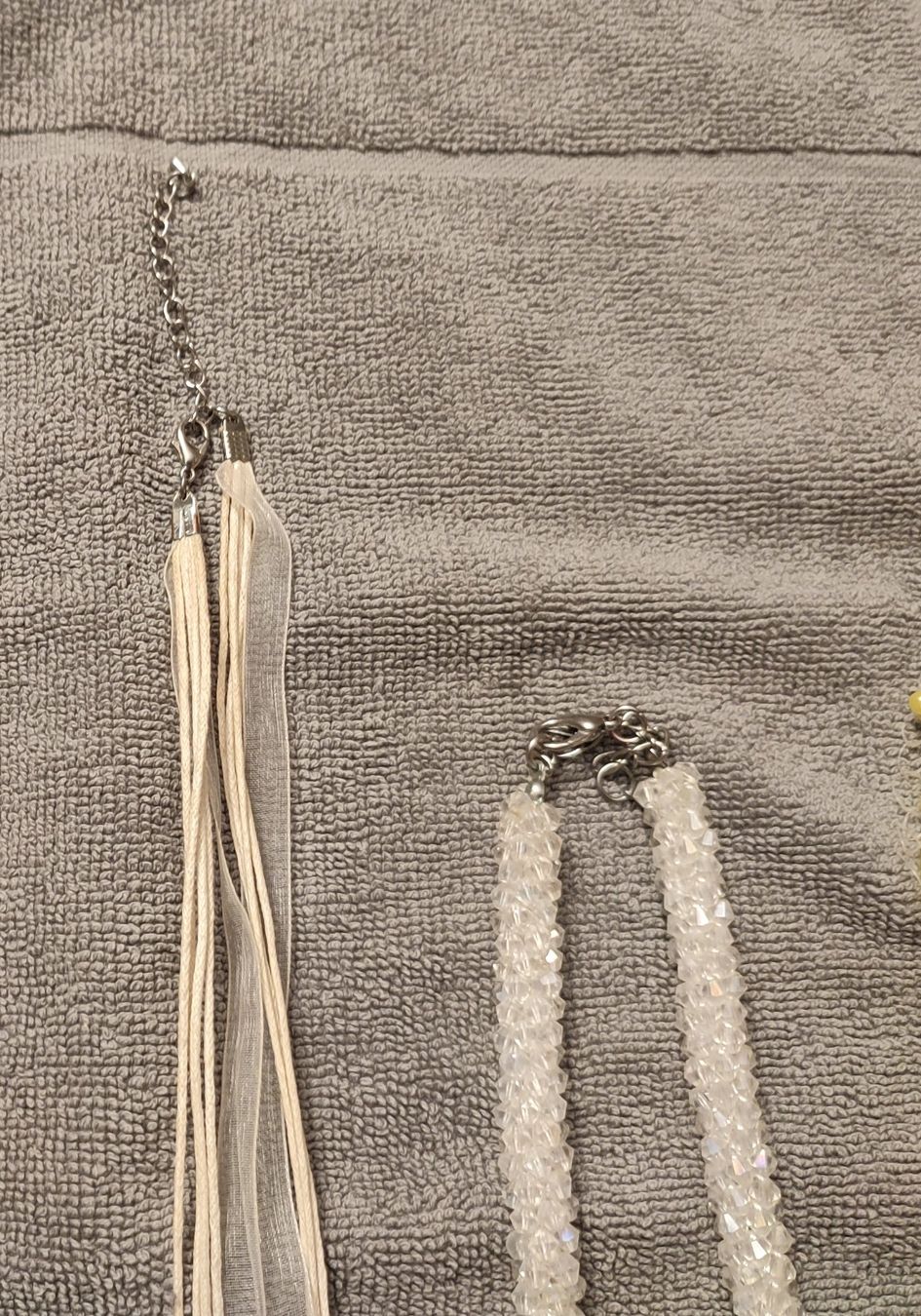 Colliers: 2 weisse Modeschmuck Halsketten – D'occasion à Winterthur par Priscatg 1