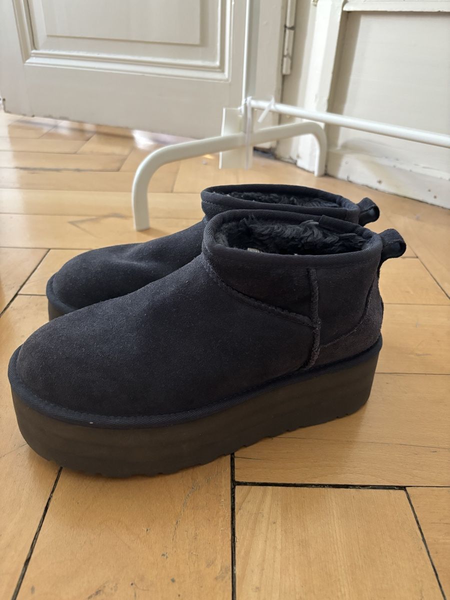 Ugg Scarpe da donna: Dunkelblaue UGG Stiefel (40) – Nuovo (secondo la descrizione) da Bern venduto da Charlot19