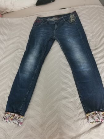 Jeans desigual avec broderie sur le haut du jeans 