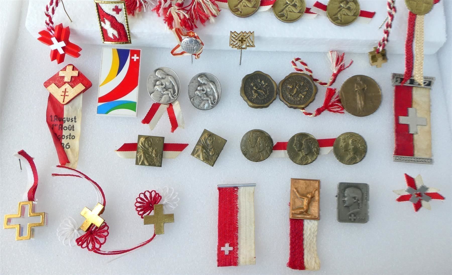 Swiss Plaketten & Abzeichen: August Augustabzeichen Badges 46 Stück – Gebraucht aus Frauenfeld von Astra13 8