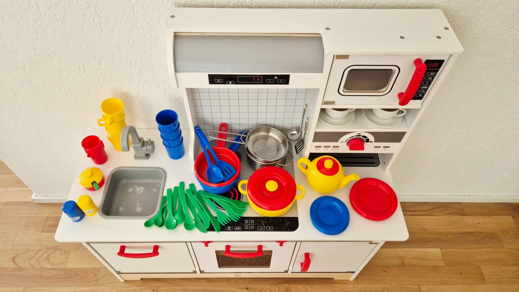 Hape Giocattoli: Spielküche HAPE + Geschirr-Set – Usato da Pfäffikon SZ venduto da iry_b6ns 3