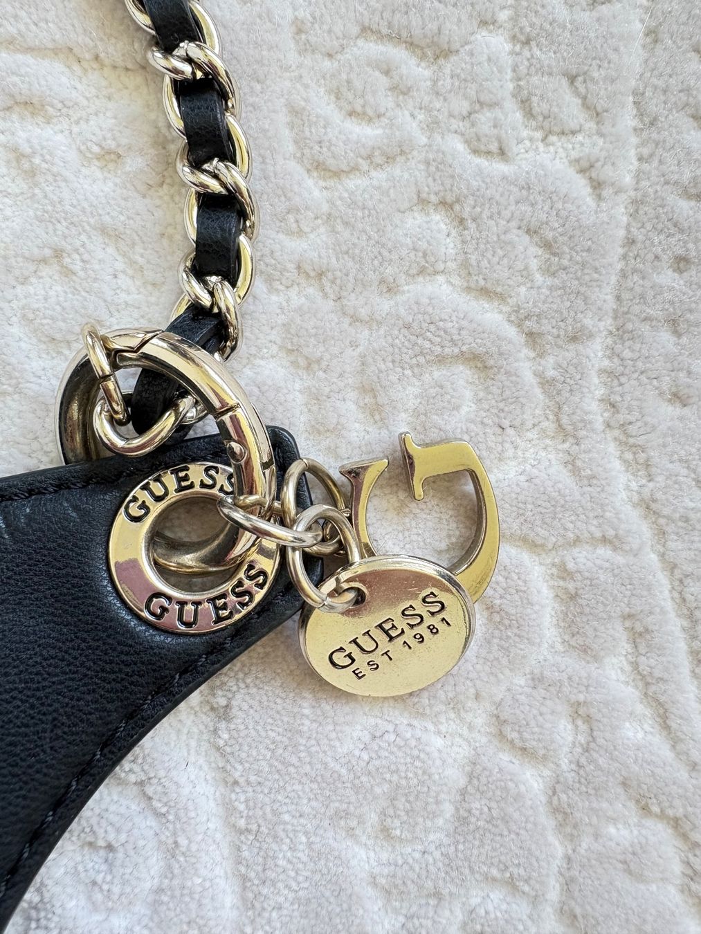 Guess Borse da donna: Guess Gürteltasche Schwarz gesteppt mit Silberkette – Usato da Zürich venduto da jen_2b9j 2