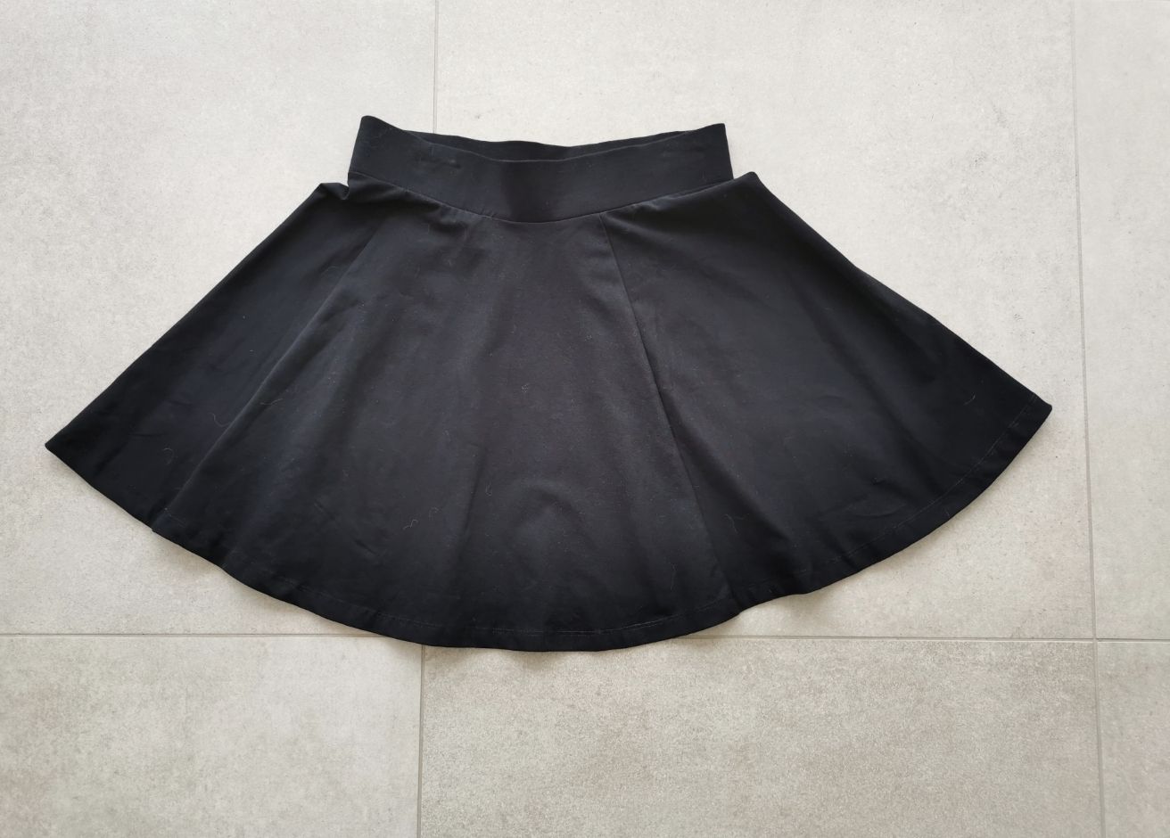 H&M Gonne: Jupe H&M noire neuve taille S – Nuovo (secondo la descrizione) da Longirod venduto da DigiSmart